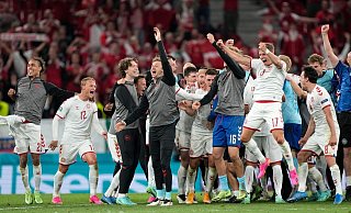 Die Dänen feierten den Achtelfinaleinzug überschwänglich. - Martin Meissner/Pool AP/dpa