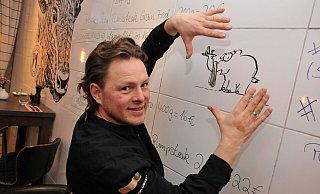 Denis Mann ist in seinem Steinhagener Restaurant besonders Stolz auf die Erinnerung, die Komiker Otto Walkes spontan auf die Wand gemalt hat. - Frank Jasper