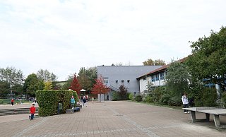 Die Johannes-Grundschule in Delbrück braucht Platz. Am ursprünglichen Komplex (r.) steht seit sechs Jahren ein Anbau (Mitte), an den jetzt ein neuer Erweiterungsbau angedockt wird. - Regina Brucksch