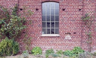 An dem Fenster an der Ostseite des Ziegelbaus wurden vier Glaselemente zertrümmert. - Polizei