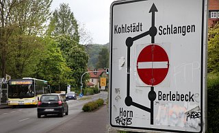 Umweg als Dauerzustand: Ein Straßenschild erläutert in Berlebeck die Ausweichroute zur gesperrten Gauseköte. - Bernhard Preuss