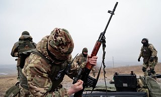 Soldaten der russischen Armee üben auf einem Truppenübungsplatz im Gebiet Donezk. - Alexei Alexandrov/AP/dpa