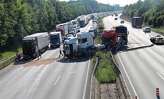 Der mit Zugmaschinen beladene Lkw hat die Leitplanke durchbrochen. - Gisela Schwarze