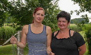 Die Pferdebesitzerin Isabelle Körtner (l.) sucht mit ihrer Bekannten Melanie Dammholtz nach Piko. Die Stute war bei Melanie Dammholtz in Lübbecke-Eikel untergestellt. - Noah Brümmelhorst