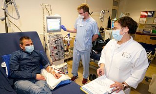 Auch am ersten Weihnachtsfeiertag muss Panagiotis Marazidis (41, l.) vier Stunde an die Dialyse. Aber er sieht das Positive und ist froh, dass er von Ärztin Mariam Abu-Tair (r.) und Pfleger Florian Niggenaber so gut betreut und engmaschig überwacht wird. - Peter Unger