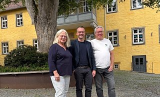 Christiane Brune-Wiemer und Frank Dobrileit (r.) von den Grünen Lübbecke mit SPD-Bürgermeisterkandidat Philipp Knappmeyer (Mitte). - Bündnis90/Die Grünen Lübbecke