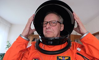 Horst Paczkowski zwängt sich fürs Foto in die Dienstkleidung der Astronauten des Space Shuttles. - Ulf Hanke