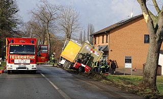 Der Sattelzug kam auf der Mindener Straße in Tonnenheide von der Fahrbahn ab und rutschte in den Graben. - Sonja Rohlfing