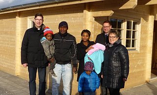 Informiert zur Flüchtlingsthematik: Marietheres Strunz (r.), hier am 10. Februar, lud alle Einwohner Thüles in das Bürgerhaus ein. - NW