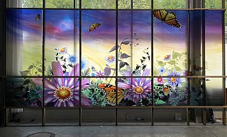 Dieses Glasfenster von Cara Enteles, ein Teil ihrer Arbeit "Merillon", ziert die Ave Station der New Yorker Metro. - Glasmalerei Peters