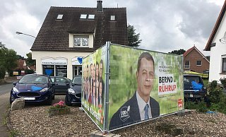 Die SPD hat sich Bauzäune geliehen und darauf ihre Plakate befestigt. Die zeigen zum einen Bernd Rührup als Bürgermeisterkandidaten sowie zum anderen alle 16 Ratskandidaten der Sozialdemokraten. - Kirsten Tirre