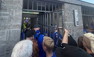 Aufnahmezeitpunkt dieses Bildes ist 19.45 Uhr. Vor den engen Durchlässen ins Stadion drängen sich noch etliche Arminia-Fans. - Julius Uekmann