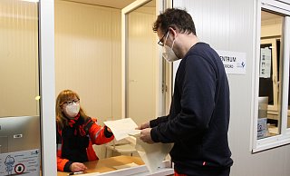 Vor dem Impfzentrum muss sich jede Person anmelden. Ohne einen Termin kann man sich nicht impfen lassen - wie hier beim Probedurchlauf. - Wiebke Wellnitz