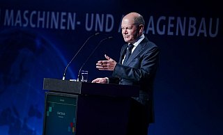 Bundeskanzler Olaf Scholz (SPD) spricht beim 13. Deutschen Maschinenbaugipfel des Verbands Deutscher Maschinen- und Anlagenbau (VDMA) zu den Teilnehmern. - Kay Nietfeld/dpa