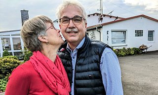 Norbert Hofnagel bleibt auch die nächsten fünf Jahre Bürgermeister in Willebadessen und freut sich mit Ehefrau Gisela. - Burkhard Battran Norbert Hofnagel bleibt auch die nächsten fünf Jahre Bürgermeister in Willebadessen und freut sich mit Ehefrau Gisela. - Burkhard Battran