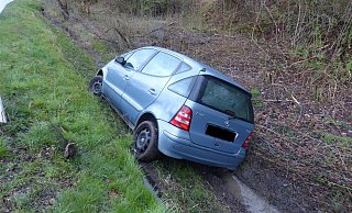 Der Mercedes geriet auf gerader Strecke auf den Grünstreifen und dann in den Graben. - Polizei Minden-Lübbecke