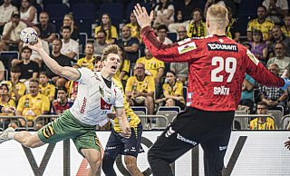 Niclas Heitkamp hat sich durchgesetzt und erzielt für GWD den Treffer zum zwischenzeitlichen 7:7. Allerdings taten sich die Mindener gegen den starken Löwen-Torhüter David Späth oft schwer. Foto: - PIX-Sportfotos