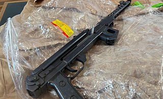 Die Polizei präsentierte sichergestellte Waffen. - Marci Herwig/dpa
