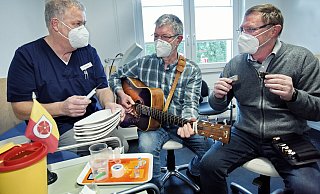 Dr. Henning Schnittger (l.) freut sich über das kleine Dankeschön-Konzert von "Mister Blues" - also Bert Halbwachs und Torsten Buncher (r.). - Barbara Franke