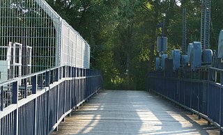 Der aus alten Holzbohlen bestehende Bodenbelag der Lippewehrbrücke ist baufällig. - Reinhard Bode