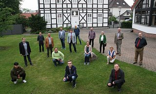 Darius Corduna (vorne v. l.), Simon Kalka, Michael Klocke, (dahinter v.l.) Hendrik Wiebeler, Kurt Kohl, Georg Hils, Jörg Lücking, Mike Lottmann, Willibald Haase, Andreas Pöhler, Bettina Echterhoff, Alexander Wiechers, Maria-Theresia Siegmund-Berger, Gabriele Jenderek, Helmut Suren und Christoph Schlingman kandidieren für die Soziale Gemeinschaft Delbrück. - Regina Brucksch