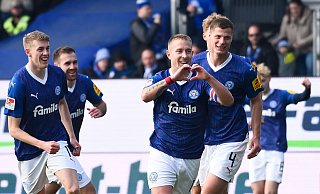 Die Kieler um Torschütze Lewis Holtby (M.) feierten im Aufstiegsrennen einen wichtigen Heimsieg. - Gregor Fischer/dpa