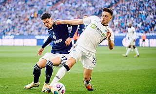 Der Schalker Yusuf Kabadayi (l) im Zweikampf mit Marcel Hoffmeier. - Bernd Thissen/dpa