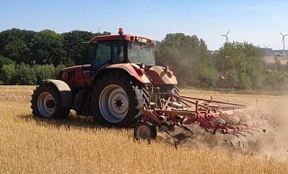 Hier staubt es gewaltig: Die Stoppelbearbeitung bei Dürre ist für Landwirte eine herausfordernde Sache.  - Jobst Lüdeking