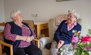 Heidi Wein (l.) und Doris Potthoff leben im Laurentius-Heim Tür an Tür. - Niklas Tüns