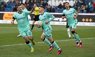 Florent Muslija (M.) hat soeben per Elfmeter das 2:2 erzielt. Doppeltorschütze Robert Leipertz gratuliert. Hinten rechts ist Marvin Pieringer zu sehen, der das 2:4 vorbereitete und ebenfalls eine gute Leistung bot. - picture alliance/dpa