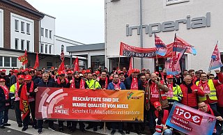 Rund 150 Beschäftigte hatten sich in Bünde vor dem Haupttor vom Imperial-Werk von Miele zu einem Warnstreik versammelt. - Sven Hauhart