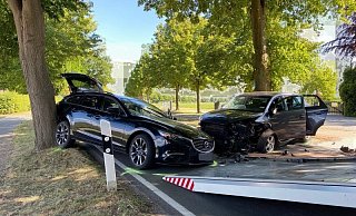 Die zwei Autos sind frontal aufeinander zugefahren. - Malina Reckordt