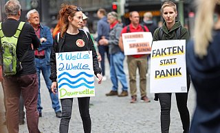 Fakten statt Panik-Mache, ein Ende der Virokratie oder des "Spahn-Sinns" fordern Demonstranten auf dem Jahnplatz in Bielefeld. - Sarah Jonek
