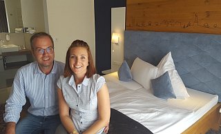 Junior-Chef Ingo Seidensticker und seine Lebensgefährtin Sabrina Wierzgon in einem der frisch renovierten Hotelzimmer, die mit allerhand feinen Details ausgestattet sind. - Madita Schellenberg