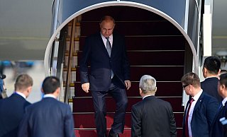 Kremlchef Wladimir Putin wird in Peking Chinas Staats- und Parteichef Xi Jinping treffen. - Parker Song/Kyodo News Pool via AP/dpa