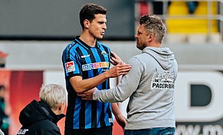Tobias Müller klatscht nach seiner verletzungsbedingten Auswechslung mit seinem Trainer Lukas Kwasniok ab. - Besim Mazhiqi