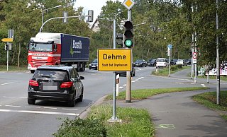 Erst verdeckte das neue Ortseingangsschild die Ampel. Dann hing es zu tief. Nun wird das Dehme-Schild Richtung Norden versetzt und steht in Eidinghausen. - Nicole Bliesener