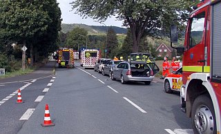 Der Fahrer eines Mercedes Kombi war auf drei wartende Fahrzeuge aufgefahren. - Polizei Minden-Lübbecke