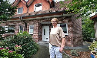 Simone Bille lebt seit mehr als 20 Jahren gemeinsam mit ihrem Mann Bernd in einer Doppelhaushälfte in Halle im Kreis Gütersloh. Das Grundstück umfasst etwa 277 Quadratmeter, wobei der Vorgarten fast größer ist als der Garten hinterm Haus. - Andreas Frücht