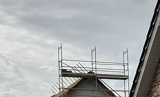 Eingerütstet: Ein Mehrfamilienhaus am Altensenner Weg. Auf beiden seiten des Daches hatte der Tornado schwere Schäden angerichtet. - Jobst Lüdeking