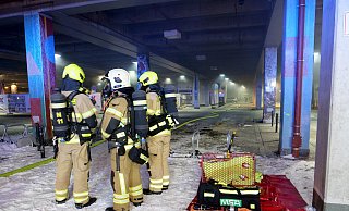 Nachdem der Brand gelöscht ist, müssen die Bereiche der ehemaligen Zentralstation mit Hilfe der Lüftung der Tiefgarage und feuerwehreigenen Lüftern entraucht werden. - Ralph Meyer