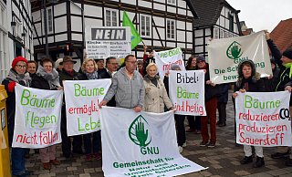 Nach der Demonstration, zu der die Kreis-GNU im November 2018 aufgerufen hat, hat die Kirche sich aus dem Friedhofswesen in Rietberg und Bokel zurück gezogen. - Birgit Vredenburg