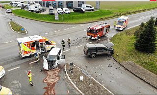 Die Einsatzkräfte bei der Arbeit am Unfallort. - Feuerwehr Steinheim