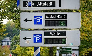 In Bielefeld gibt es viele öffentliche Parkhäuser und Parkplätze. Die Schilder des Parkleitsystems in der Bielefelder Innenstdat verfügen jetzt über eine Restplatzanzeige. - Andreas Zobe