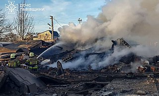 Feuerwehrleute löschen einen Brand in Lwiw nach einem russischen Raketenangriff. - Uncredited/Ukrainian Emergency Service via AP/dpa