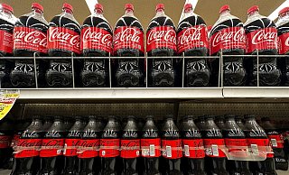 Zuletzt waren zuckerfreie Getränke gefragt - und Verbraucher griffen auch zu kleineren Verpackungen. (Archivbild) - Nam Y. Huh/AP/dpa