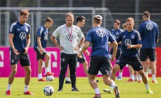 Bundestrainer Hansi Flick (M.) muss seine Startelf für das Spiel in Island um bauen. - Foto: Tom Weller/dpa