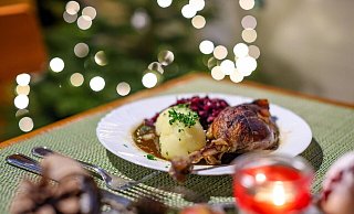 Eine Portion Gänsekeule mit Rotkraut und Klößen: Die Weihnachtszeit ist für viele Menschen ein Fest der Pfunde. - Jan Woitas/dpa