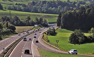 Ein Herforder ist mit seinem frisiertem Roller über die Autobahn gepest. - (Symbolbild): Pixabay