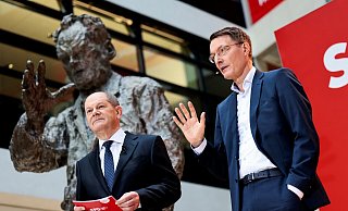 Der künftige Bundeskanzler Olaf Scholz (l.) hat heute die neuen Ministerinnen und Minister bekanntgegeben. SPD-Gesundheitsexperte Karl Lauterbach wird Gesundheitsminister. - Reuters